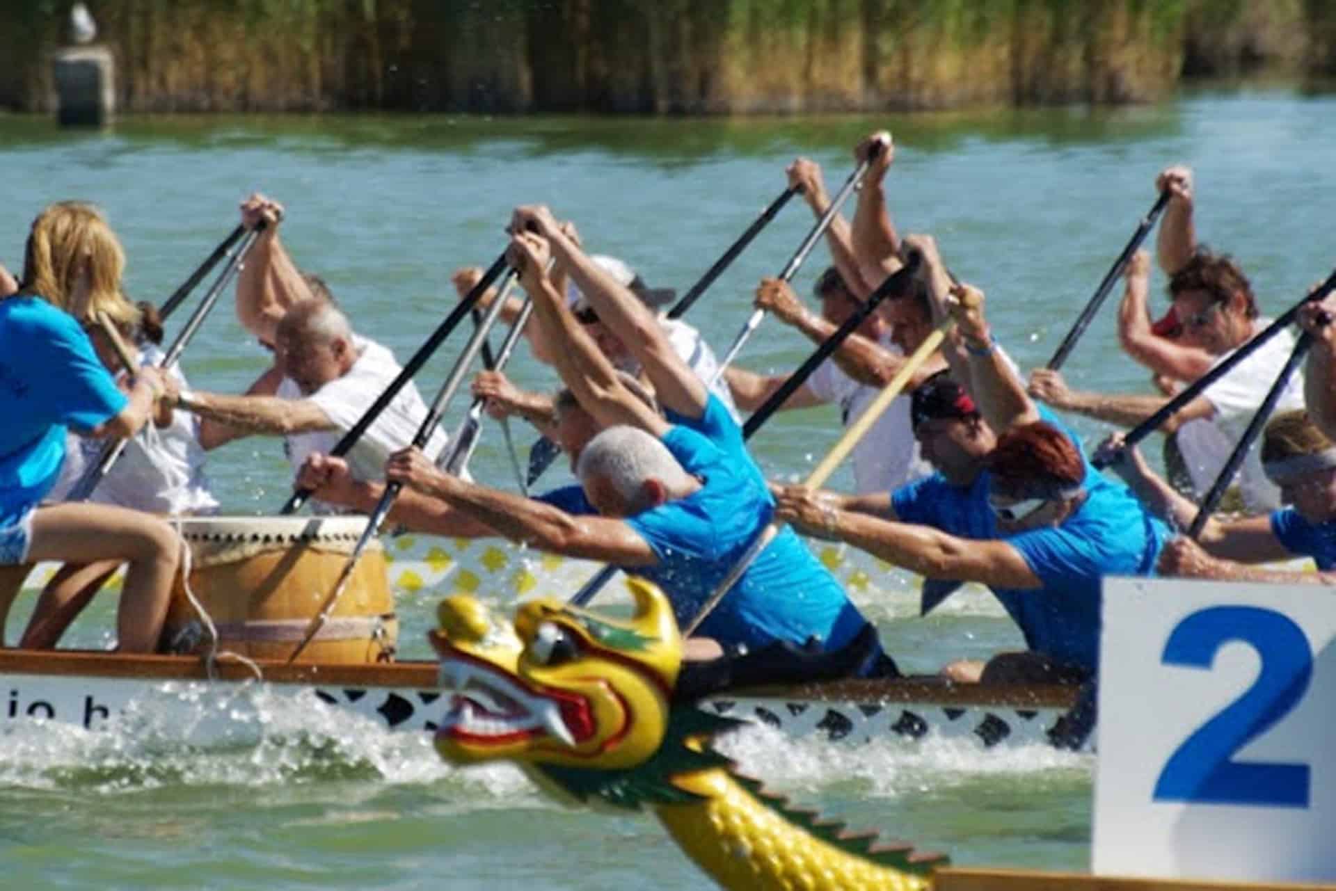 Evezők a levegőben két sárkányhajón, futam közben